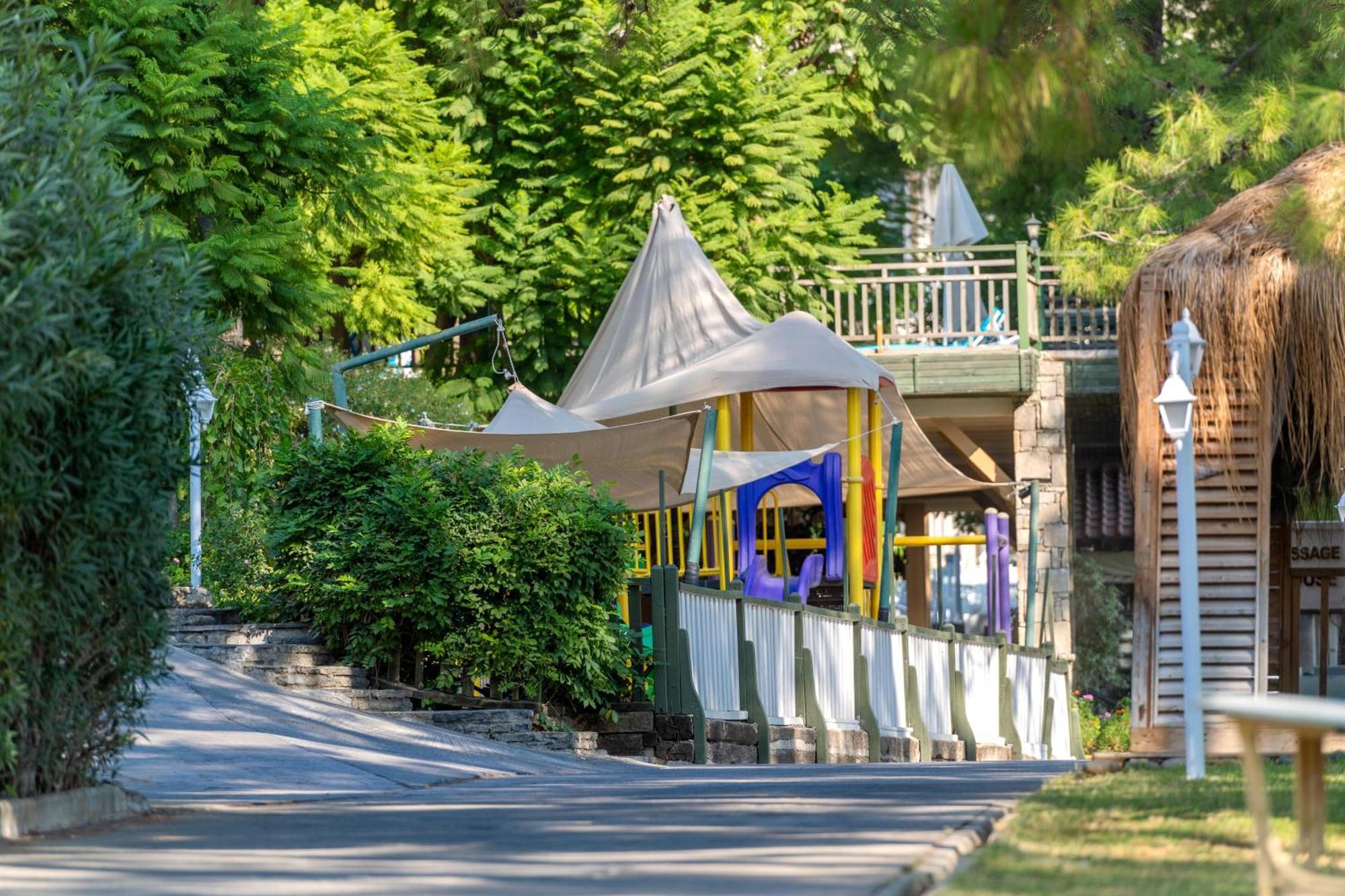 ラブランダ マレス マルマリス ホテル エクステリア 写真 The playground at the southern end of the park