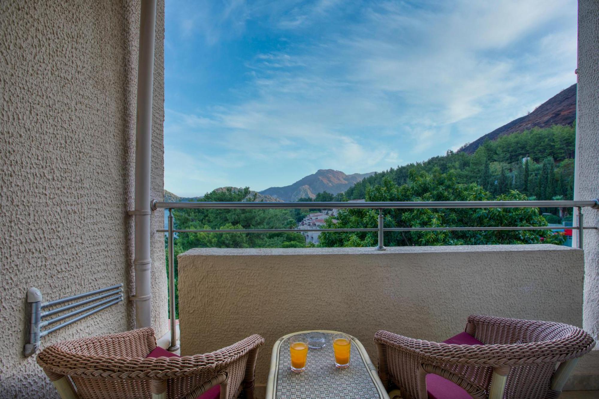 ラブランダ マレス マルマリス ホテル エクステリア 写真 View from the balcony of a hotel room