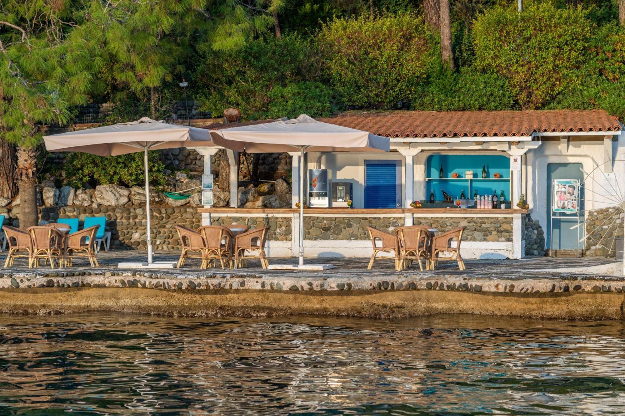 ラブランダ マレス マルマリス ホテル エクステリア 写真 A beach bar in Greece